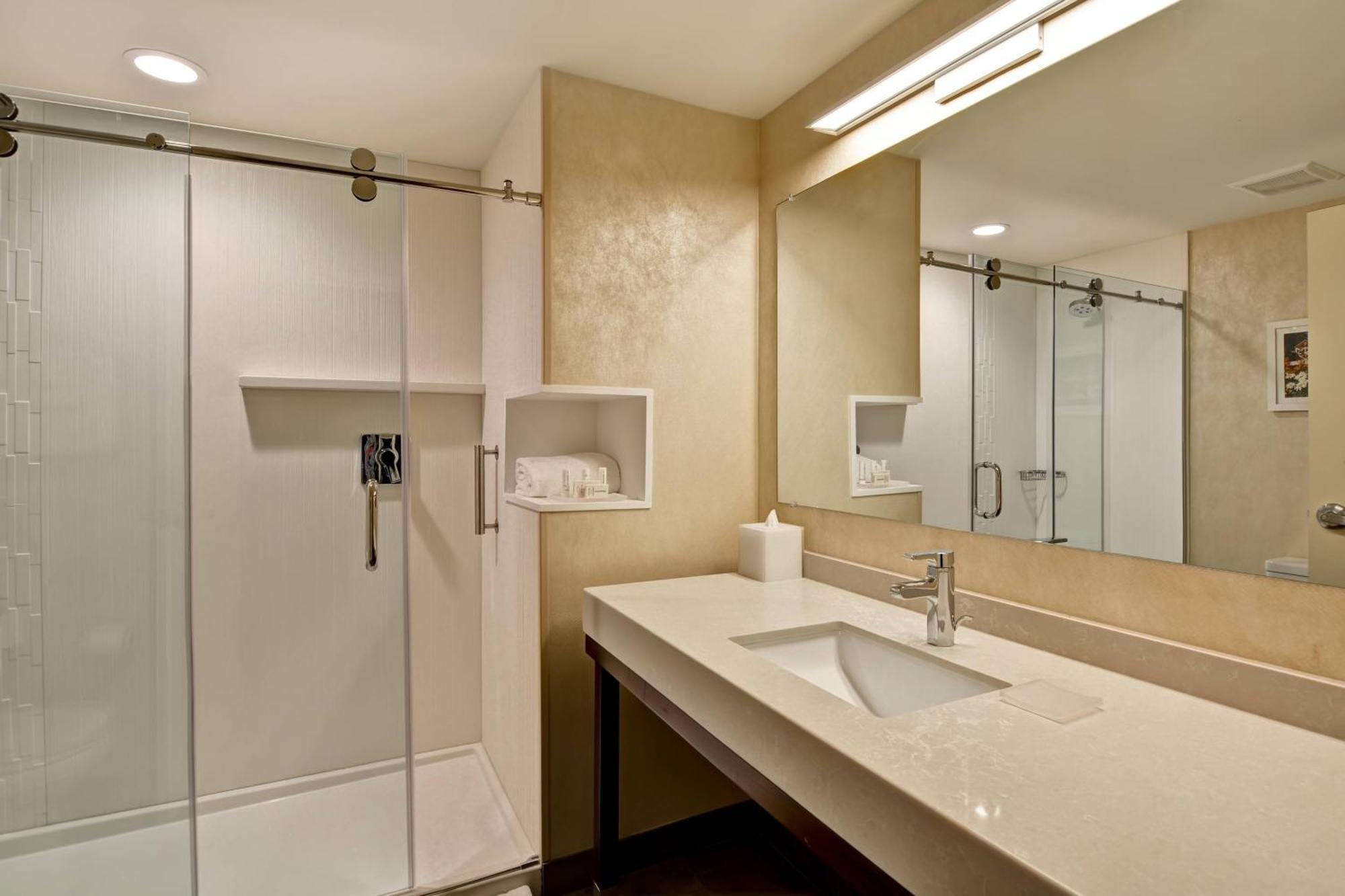 Courtyard By Marriott Long Island Islip/Courthouse Complex Hotel Сентръл Айслип Екстериор снимка