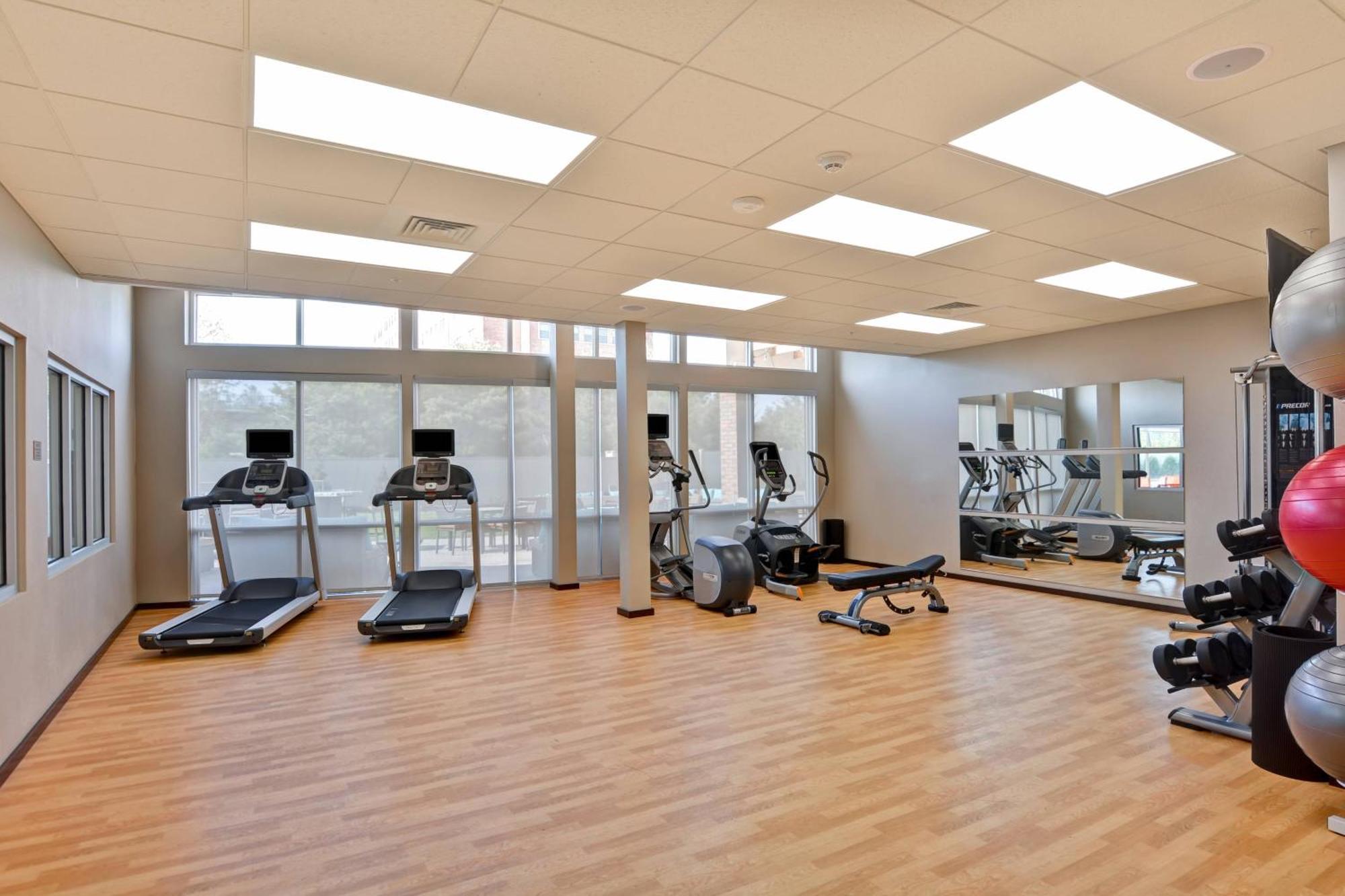 Courtyard By Marriott Long Island Islip/Courthouse Complex Hotel Сентръл Айслип Екстериор снимка