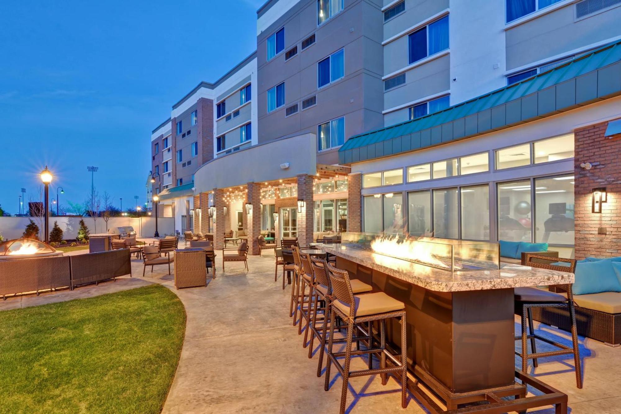 Courtyard By Marriott Long Island Islip/Courthouse Complex Hotel Сентръл Айслип Екстериор снимка
