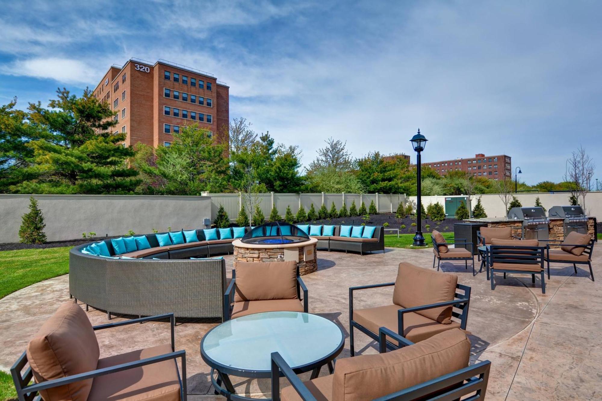 Courtyard By Marriott Long Island Islip/Courthouse Complex Hotel Сентръл Айслип Екстериор снимка