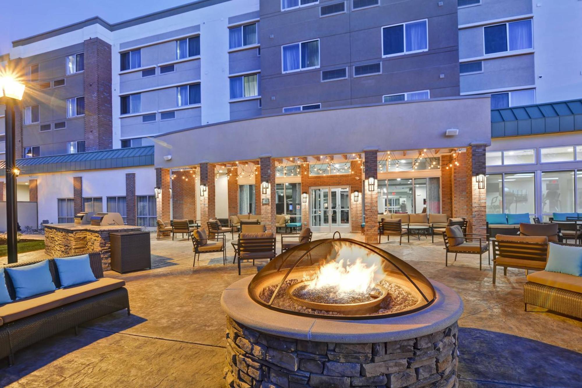 Courtyard By Marriott Long Island Islip/Courthouse Complex Hotel Сентръл Айслип Екстериор снимка