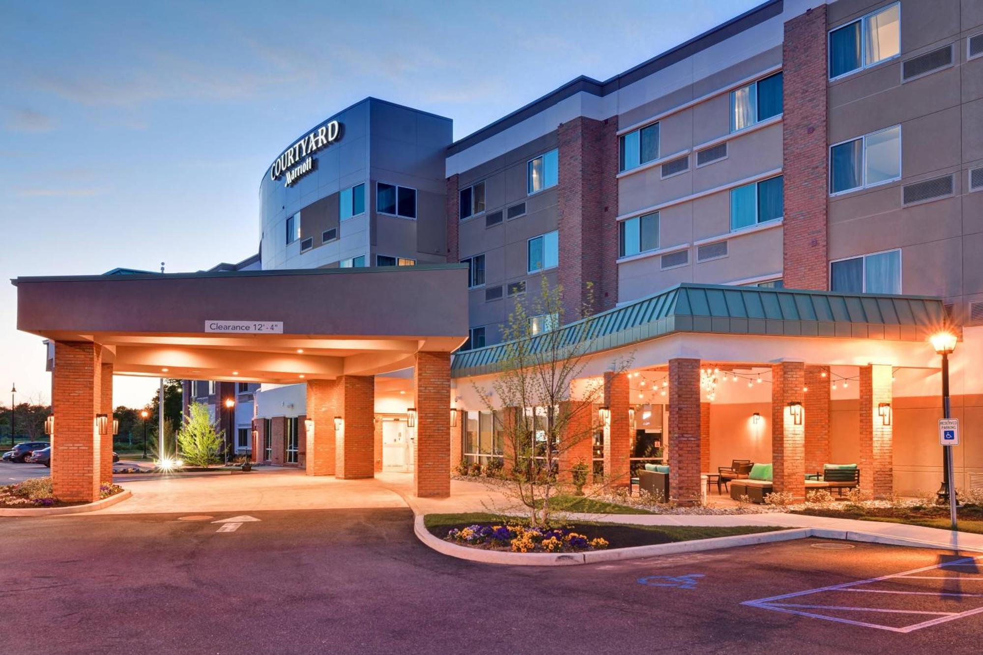 Courtyard By Marriott Long Island Islip/Courthouse Complex Hotel Сентръл Айслип Екстериор снимка